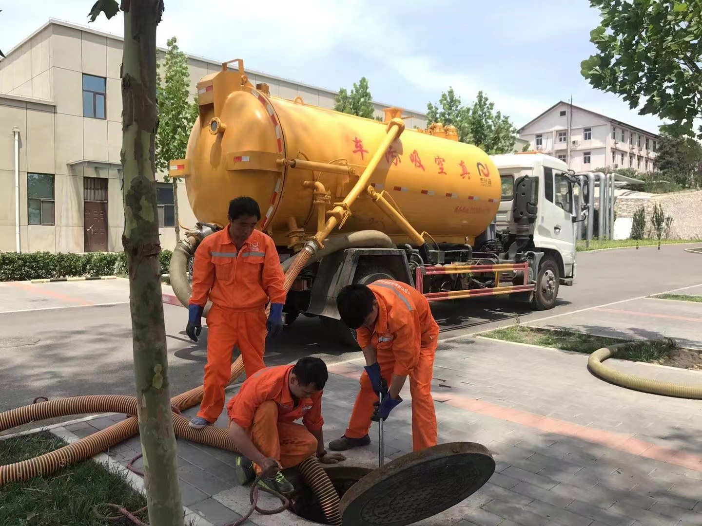 陆良化粪池清理与5-8吨吸粪车施工效率分析